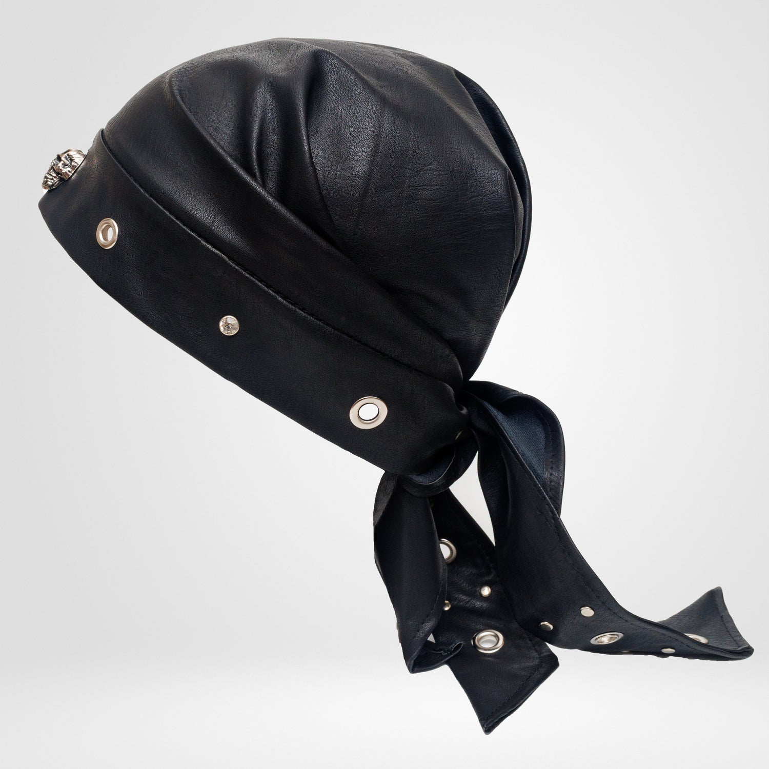 Handmade faux leather bandana – unisex streetwear accessory 2️⃣ Vegan leather bandana for men & women – biker & goth style 3️⃣ Black leather-look bandana – punk cosplay fashion