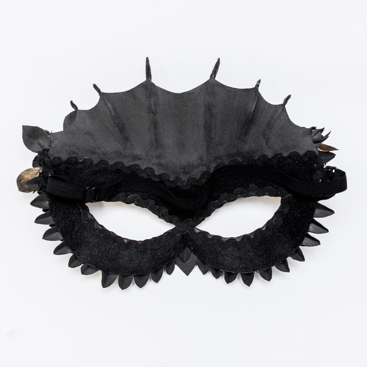 Женская маскарадная маска «Дракон» чёрно-золотого цвета. Лёгкая маска Fantasy.